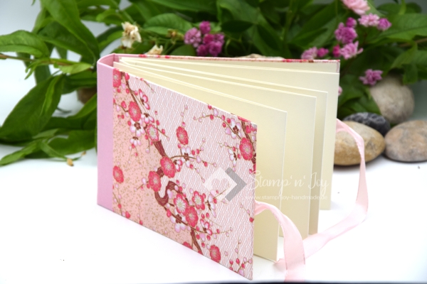 Leporello Album ca. 19,0x12,5x3,0 cm mit Verschlussschleife | Einband Japanpapier Chiyogami Blüten | rosa/ pink | Art. Nr. 97210301